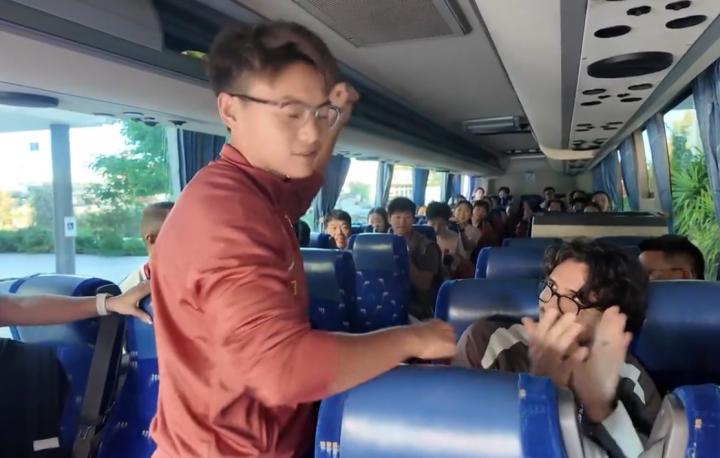  王霜停赛缺席半决赛，球队大巴上她这样激励队友。 体育新闻