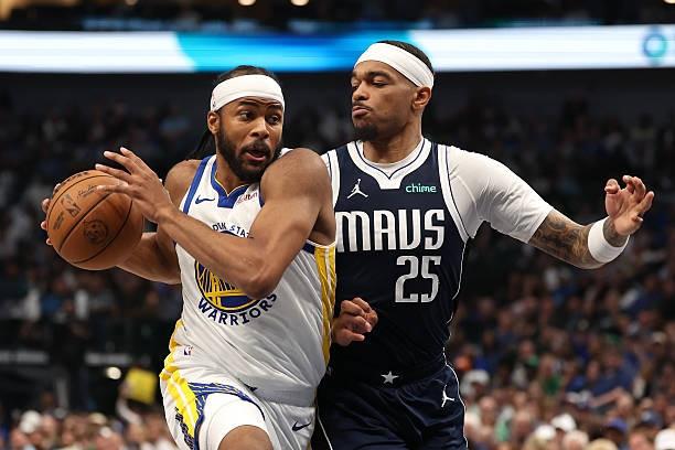  勇士队内暖心一幕；穆迪遭遇伤病冲击后，库里带领队友守候检查室外。 体育新闻