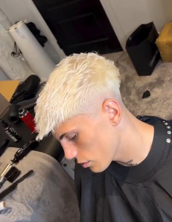  白发造型引关注；加纳乔个性魅力再现赛场内外。 体育新闻