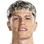  白发造型引关注；加纳乔个性魅力再现赛场内外。 体育新闻