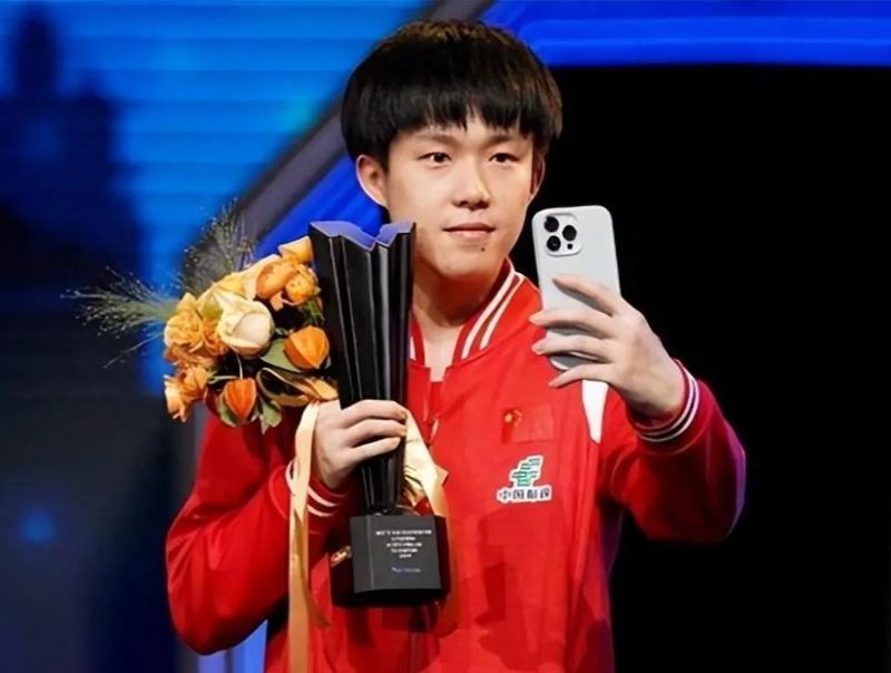  中国男乒遭遇突发变故；世界冠军林诗栋选择退出澳门世界杯；队伍需应对新一轮挑战。 体育新闻