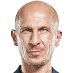  老帅执教艺术：霍奇森重返赛场，重塑战术逻辑与秩序 体育新闻