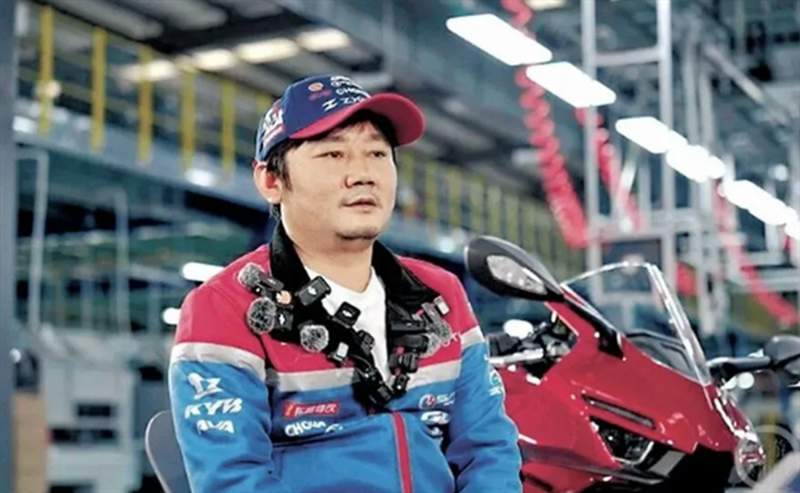  《从泥泞山路到世界之巅：张雪与他的摩托车工艺革命》 体育新闻