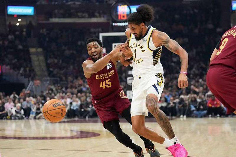  骑士逆转战术内核：米切尔38分与哈登28分的互补逻辑 体育新闻