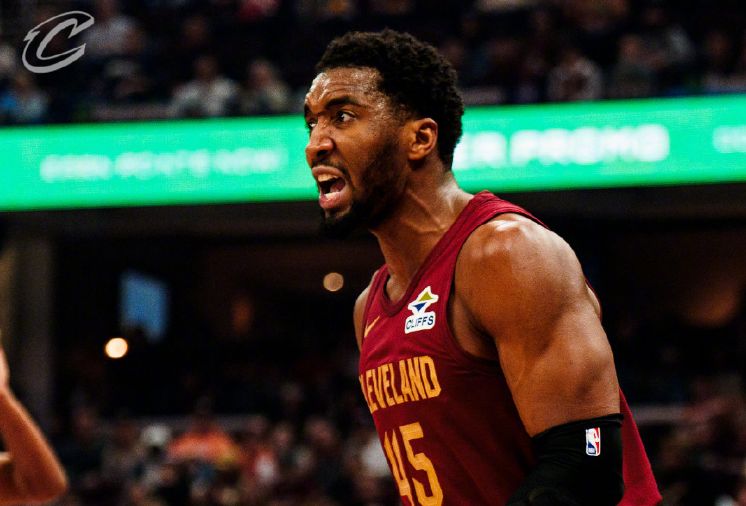  骑士逆转战术内核：米切尔38分与哈登28分的互补逻辑 体育新闻